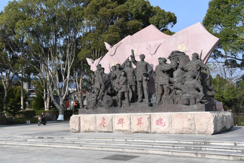 古田會議紀念館前的“豐碑軍魂”雕塑群（ 2021年1月25日攝）。新華社記者林善傳攝